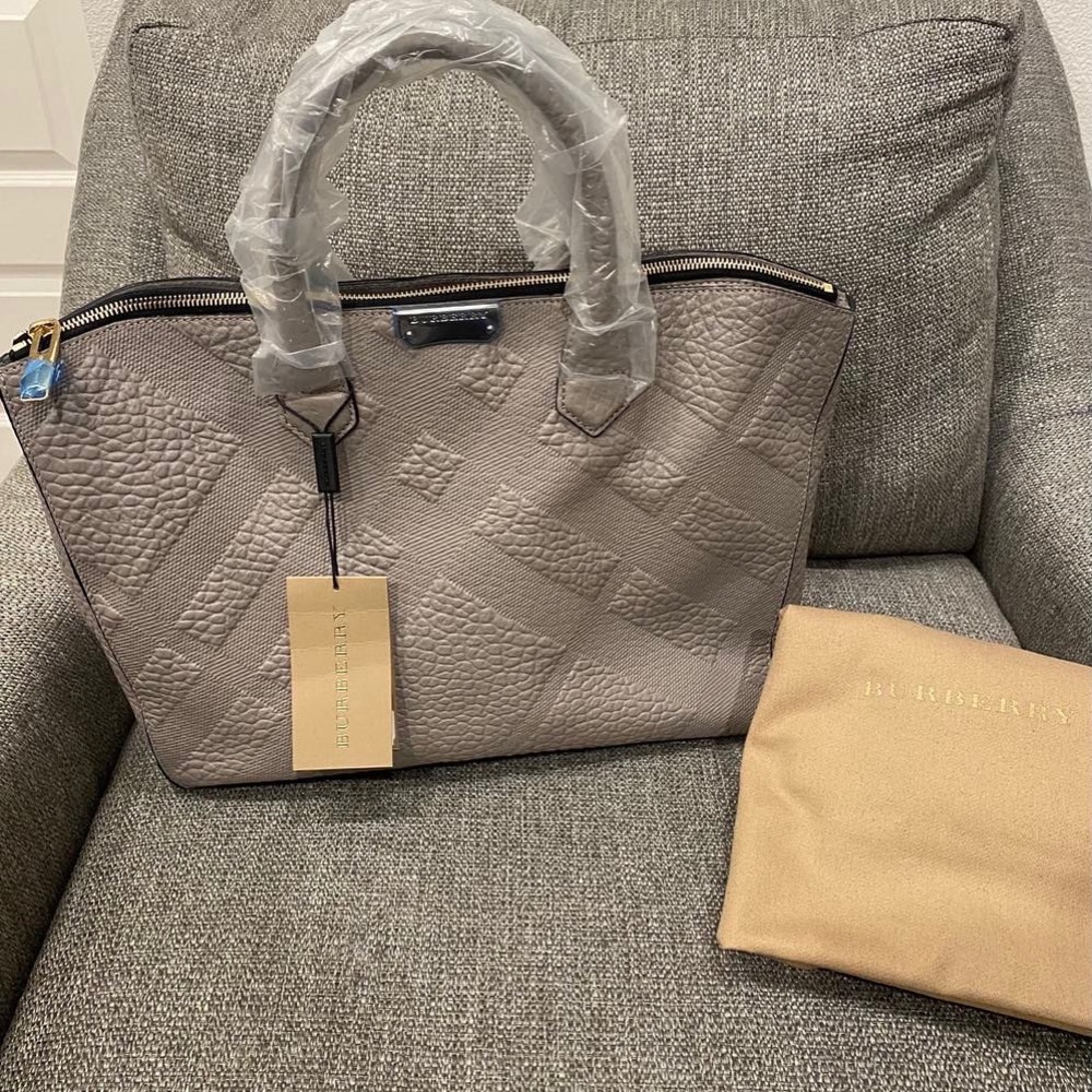 SOLD‼️BN Burberry top handle. With long strap to use as shoulder bag or a sling.